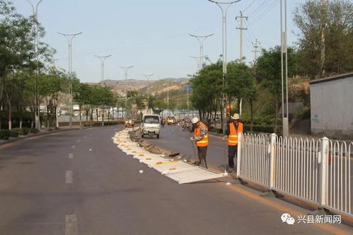 興縣交警大隊 加強道路交通設(shè)施建設(shè) 推進(jìn)愛國衛(wèi)生運動季活動
